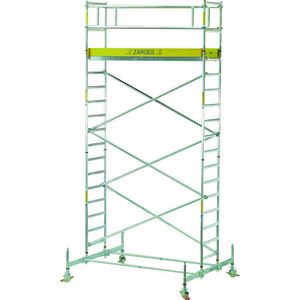 Mobile scaffold towers with chassis beams